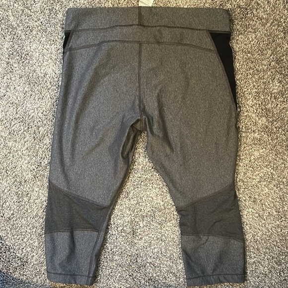 (5 for $20) Women’s Under Armour Capri Leggings Sz XL - Picture 4 of 4